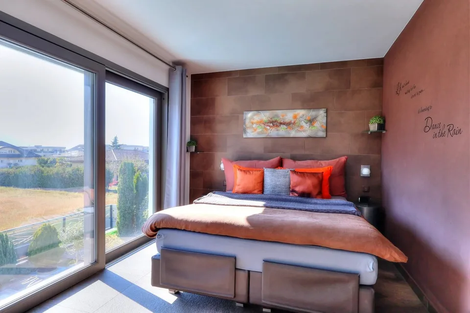 Prestigiosa villa indipendente di 6,5 locali con piscina e ascensore