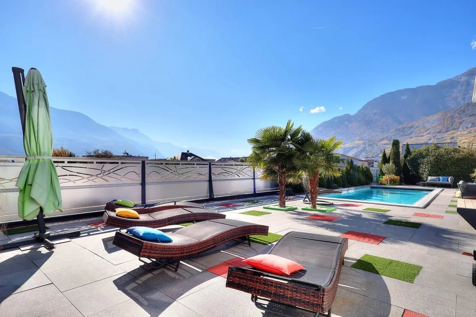 Prestigiosa villa indipendente di 6,5 locali con piscina e ascensore