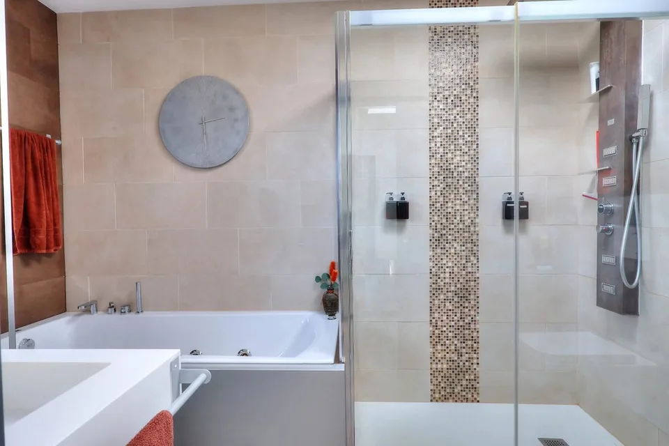 Prestigiosa villa indipendente di 6,5 locali con piscina e ascensore