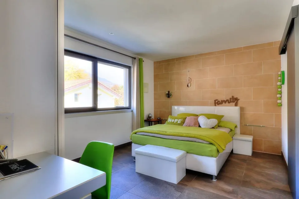 Prestigiosa villa indipendente di 6,5 locali con piscina e ascensore