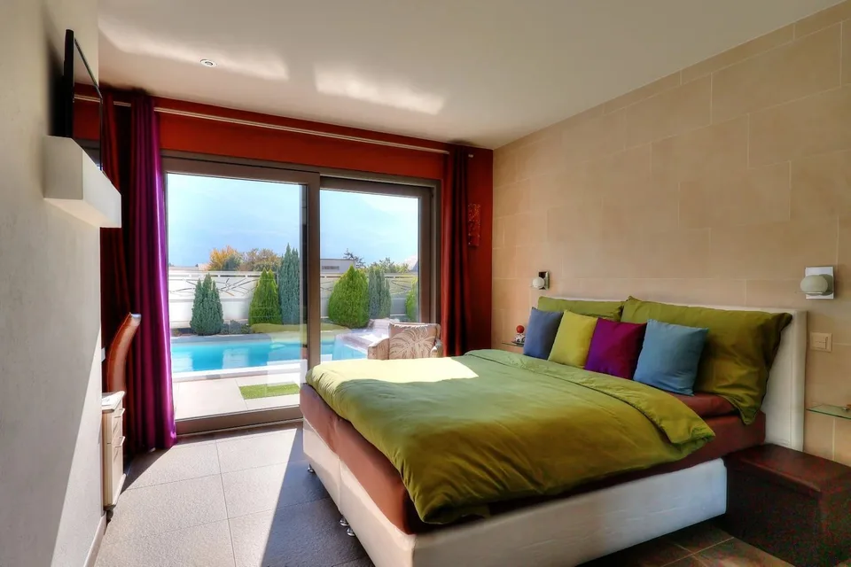 Prestigiosa villa indipendente di 6,5 locali con piscina e ascensore
