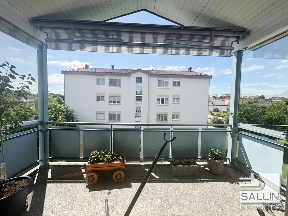 Spacieux appartement de 5 pièces  au 3ème étage avec place intérieure