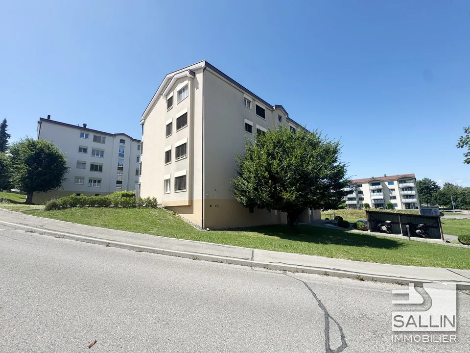 Spacieux appartement de 5 pièces  au 3ème étage avec place intérieure