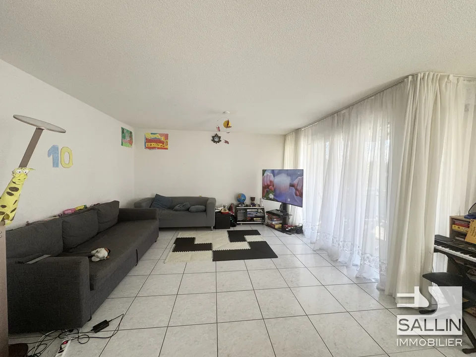 Spacieux appartement de 5 pièces  au 3ème étage avec place intérieure