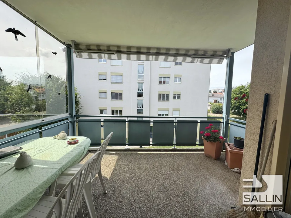 Spacieux appartement de 5 pièces  au 2ème étage avec place intérieure
