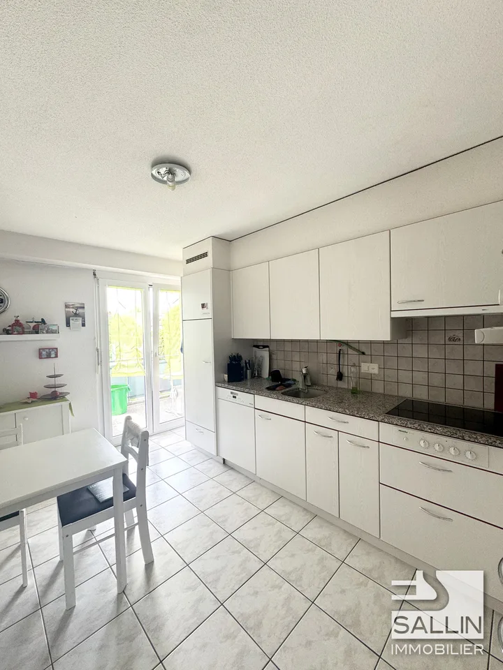 Spacieux appartement de 5 pièces  au 2ème étage avec place intérieure