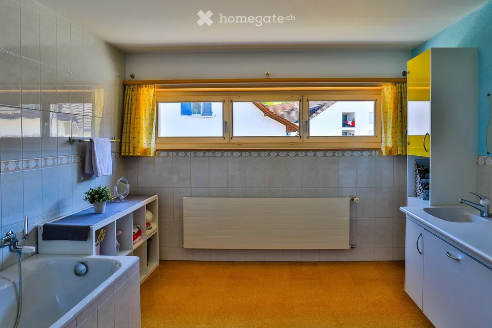 Well-maintained single-family house in a central location, with living above the roofs