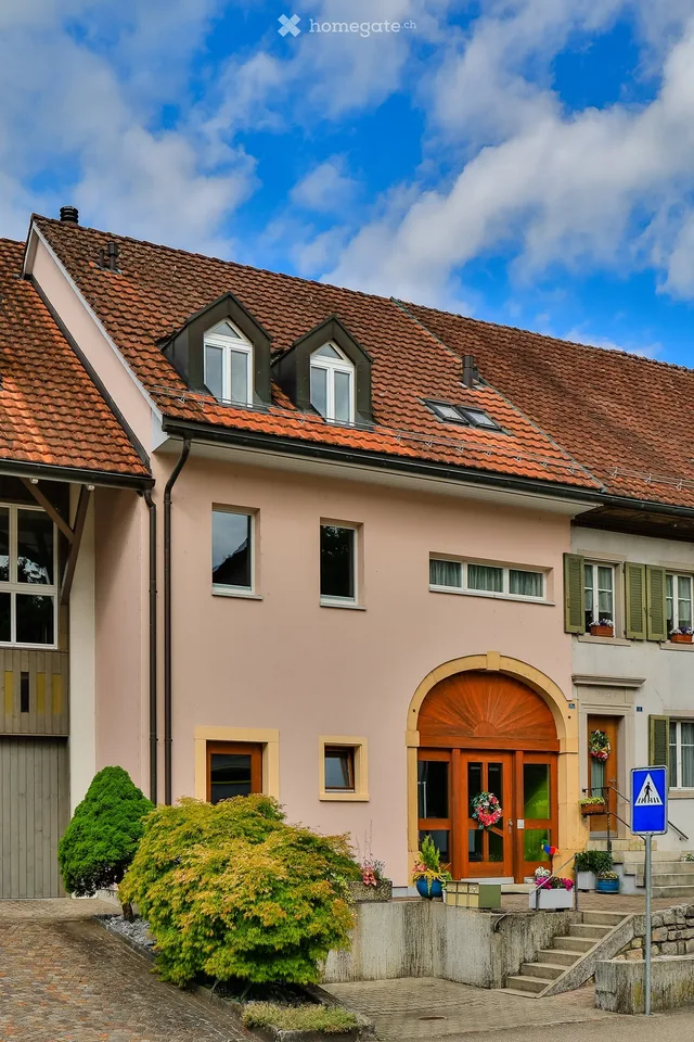 Well-maintained single-family house in a central location, with living above the roofs