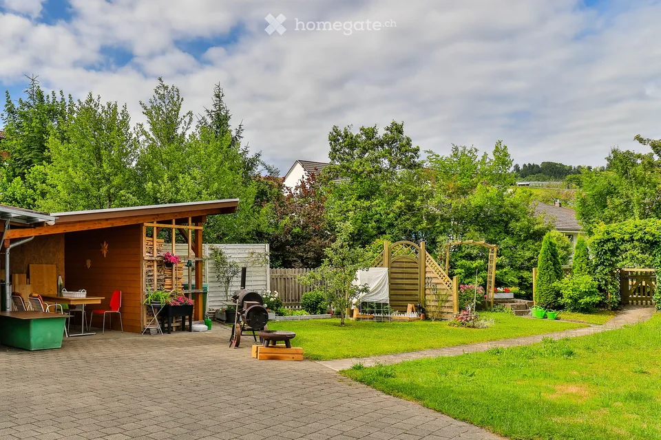 Well-maintained single-family house in a central location, with living above the roofs