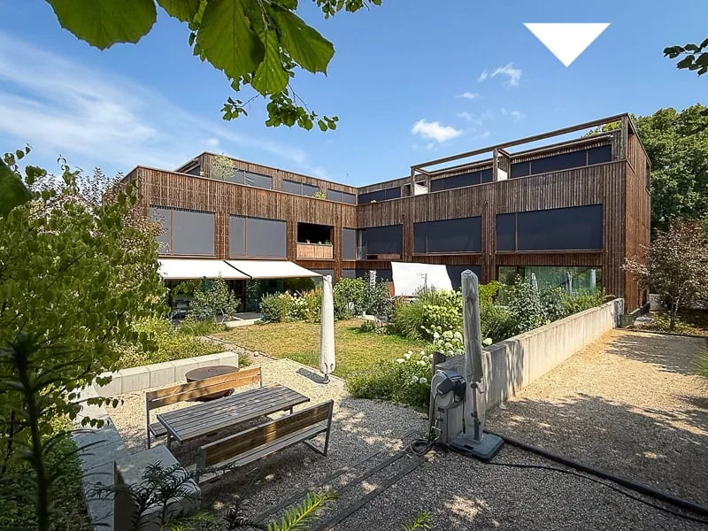 Modernes Eckreihenhaus mit privatem Gartenanteil an beliebter Wohnlage in Bottmingen