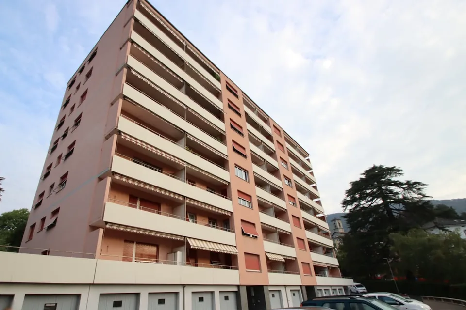 Appartement lumineux 3.5 pièces avec balcon et vue panoramique à Vacallo