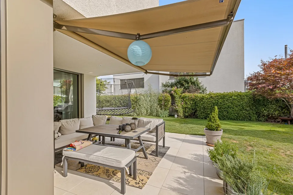 Casa a schiera moderna con giardino spazioso