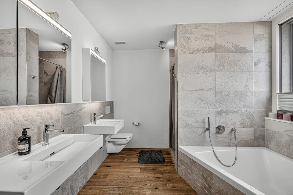 Casa a schiera moderna con giardino spazioso
