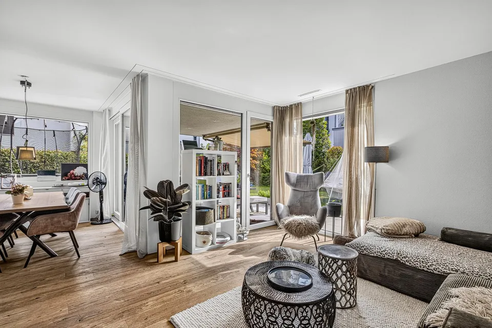 Casa a schiera moderna con giardino spazioso