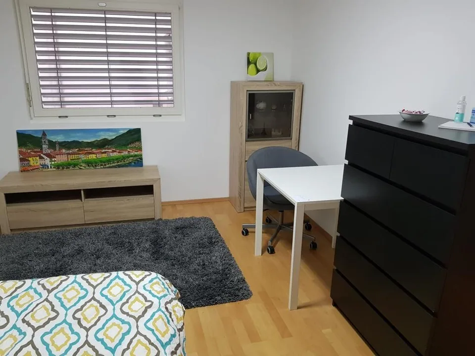 Appartement 3.5 pièces avec espace de séjour et ascenseur à Domat/Ems – disponible immédiatement