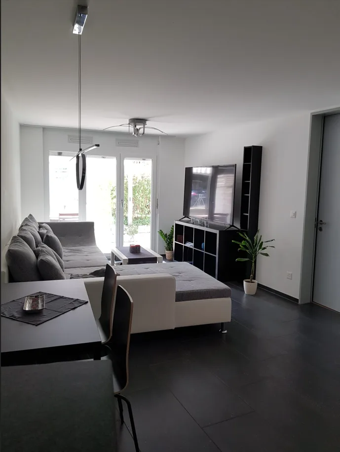 Appartement 3.5 pièces avec espace de séjour et ascenseur à Domat/Ems – disponible immédiatement