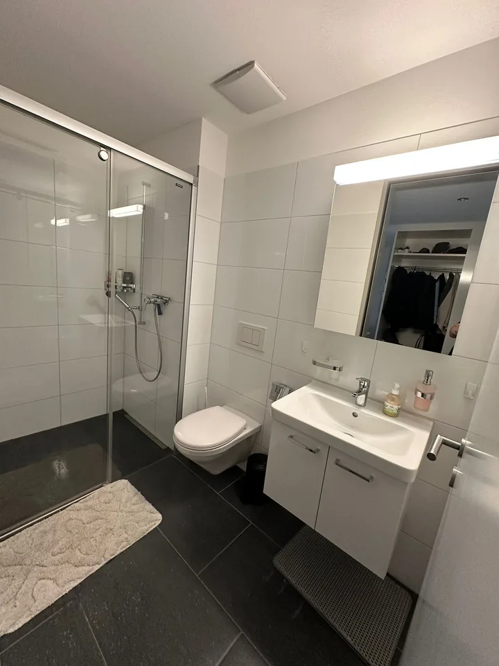 Appartement 3.5 pièces avec espace de séjour et ascenseur à Domat/Ems – disponible immédiatement