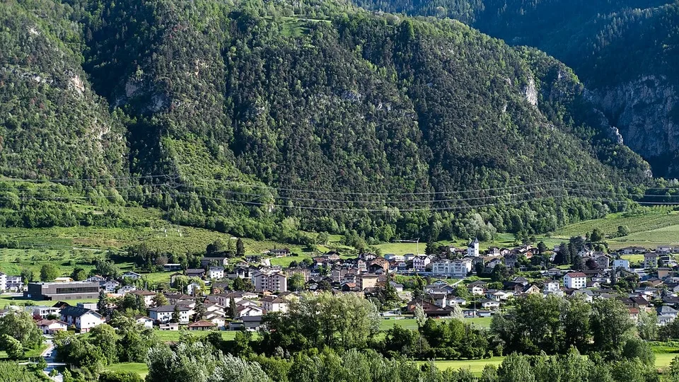Rare, très grande parcelle artisanale/industrielle équipée à Grône/VS