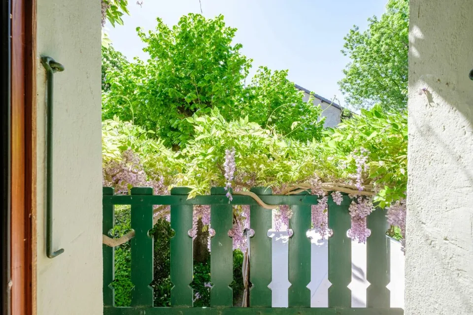 Charaktervolles Dorfhaus mit baumgesäumtem Garten
