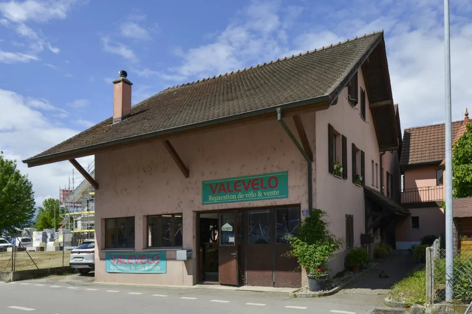 Kleines Mietshaus mit gemischter Nutzung im Zentrum von Payerne