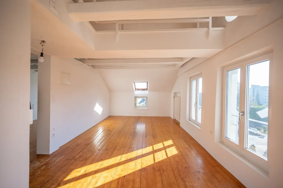 Charmante 4-Zimmer-Dachwohnung mit Seeblick in Thalwil