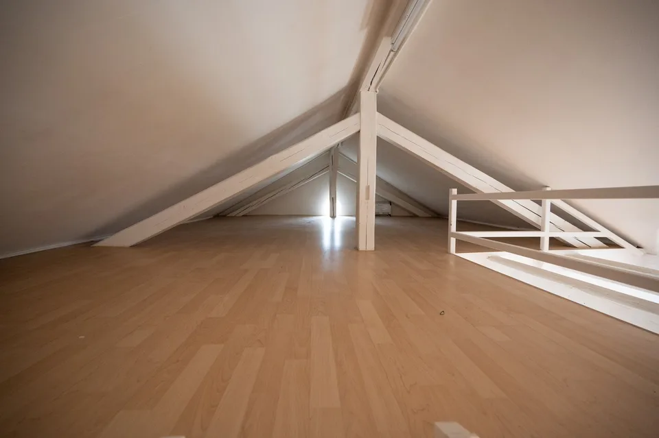 Charmante 4-Zimmer-Dachwohnung mit Seeblick in Thalwil
