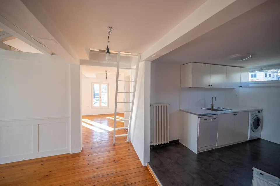Charmante 4-Zimmer-Dachwohnung mit Seeblick in Thalwil