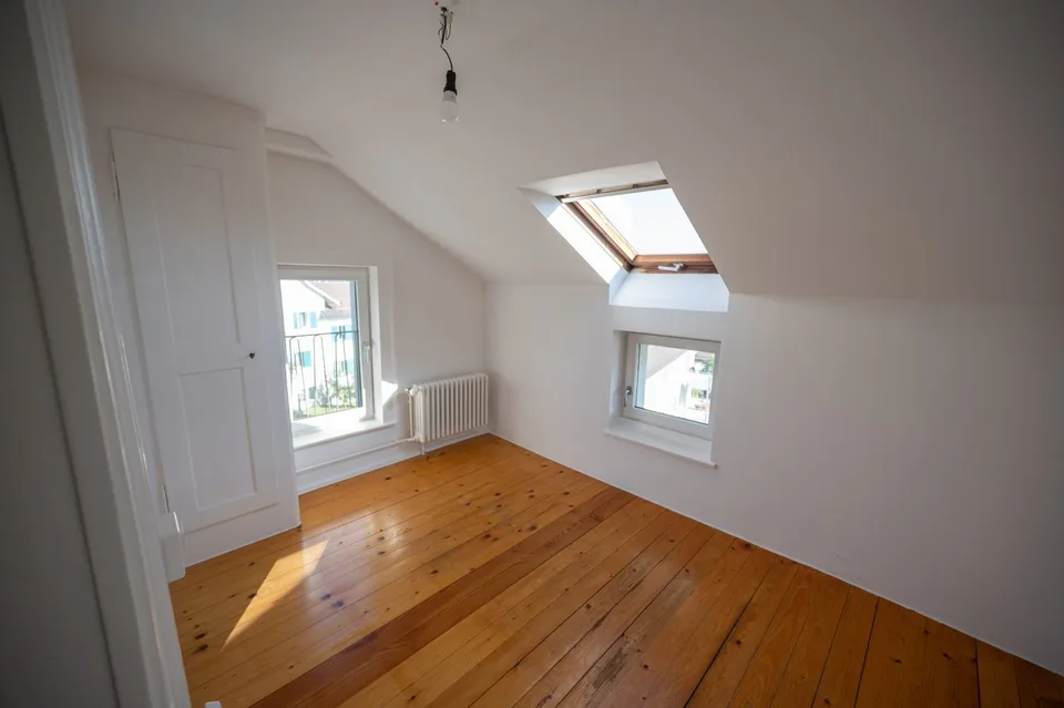 Charmante 4-Zimmer-Dachwohnung mit Seeblick in Thalwil