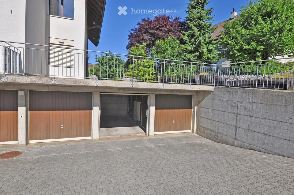 Charmant appartement de 3,5 pièces en mansarde avec balcon et garage avec avant-cour à Küttigen