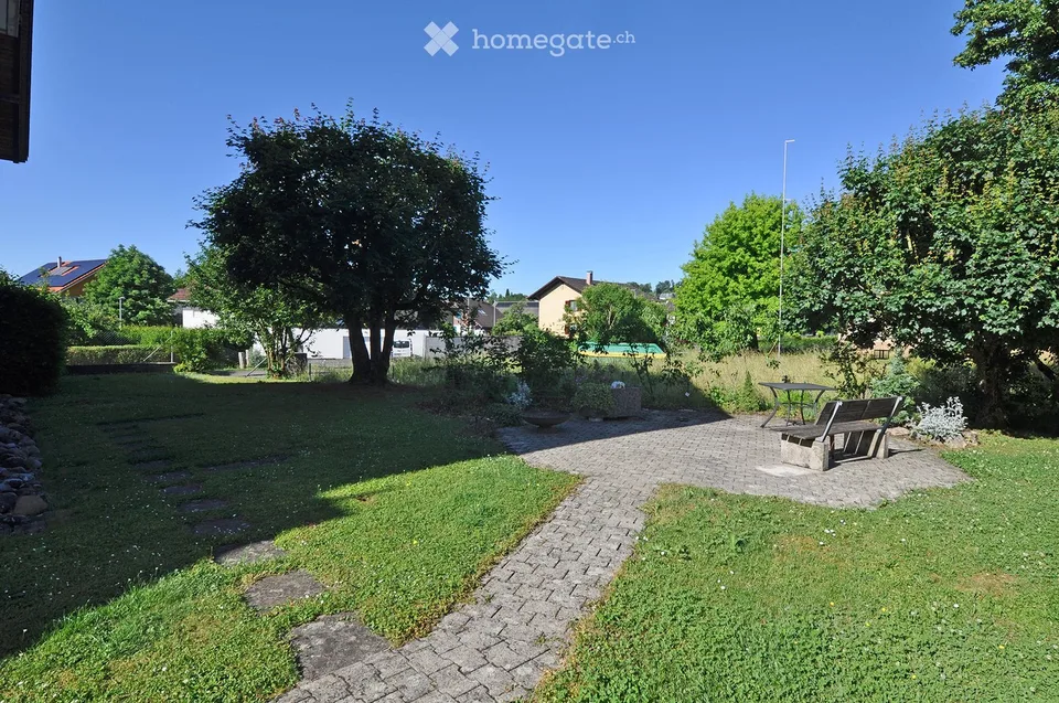Charmant appartement de 3,5 pièces en mansarde avec balcon et garage avec avant-cour à Küttigen