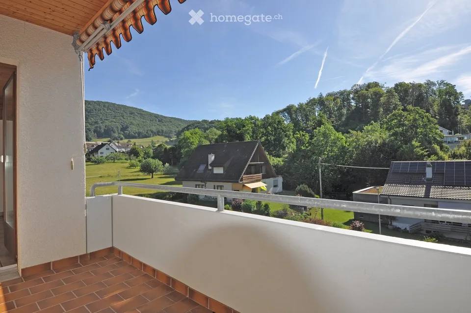Charmant appartement de 3,5 pièces en mansarde avec balcon et garage avec avant-cour à Küttigen