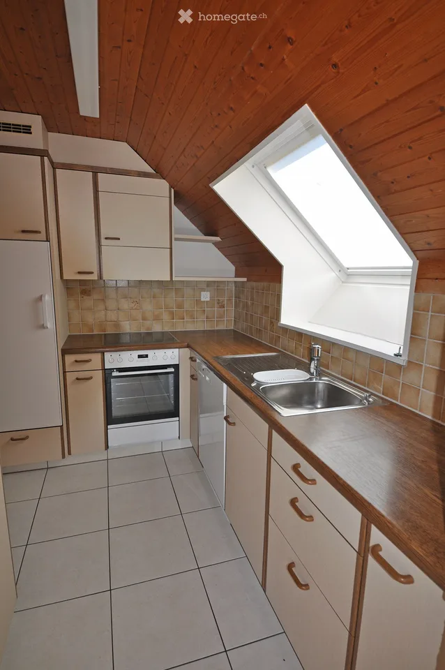 Charmant appartement de 3,5 pièces en mansarde avec balcon et garage avec avant-cour à Küttigen