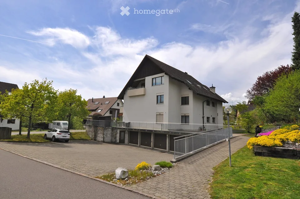 Charmante 3.5-Zimmer-Dachwohnung mit Balkon und Garage mit Vorplatz in Küttigen