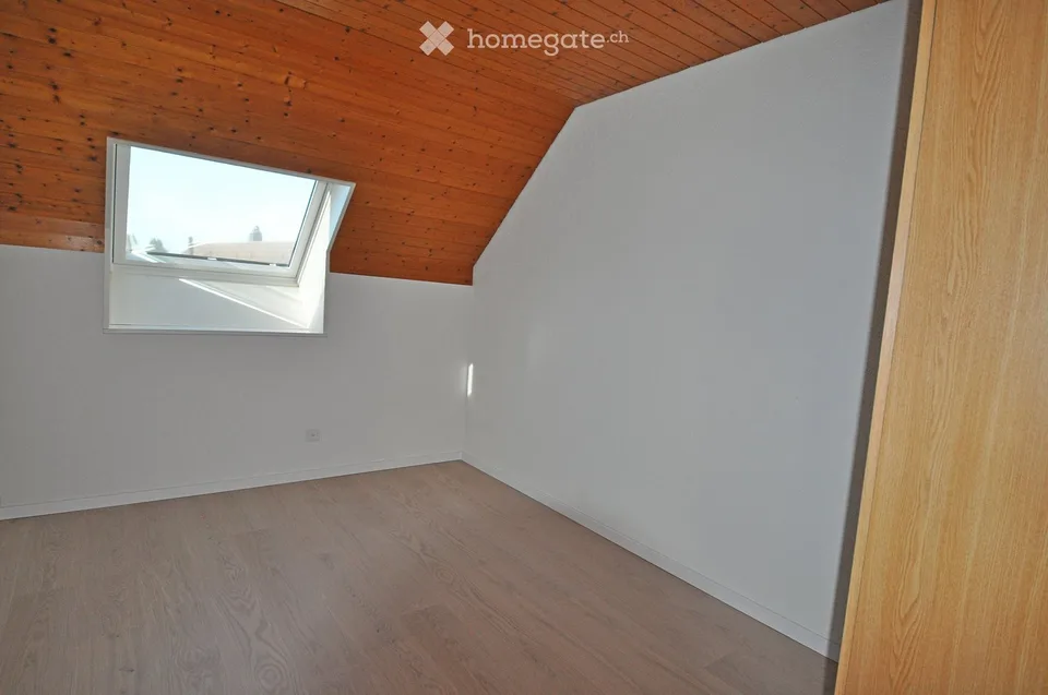 Charmant appartement de 3,5 pièces en mansarde avec balcon et garage avec avant-cour à Küttigen