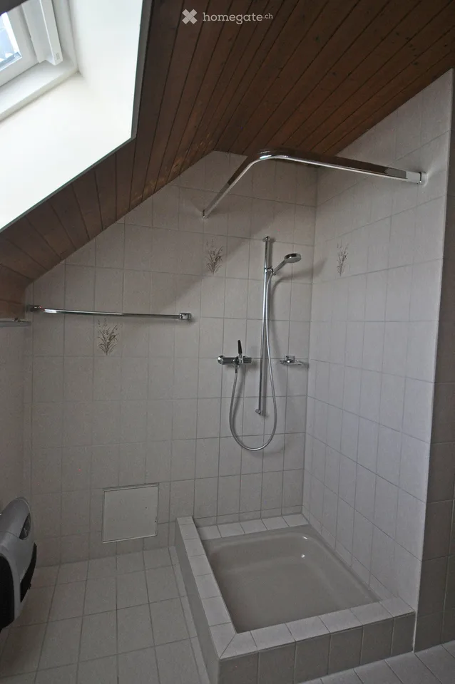 Charmant appartement de 3,5 pièces en mansarde avec balcon et garage avec avant-cour à Küttigen