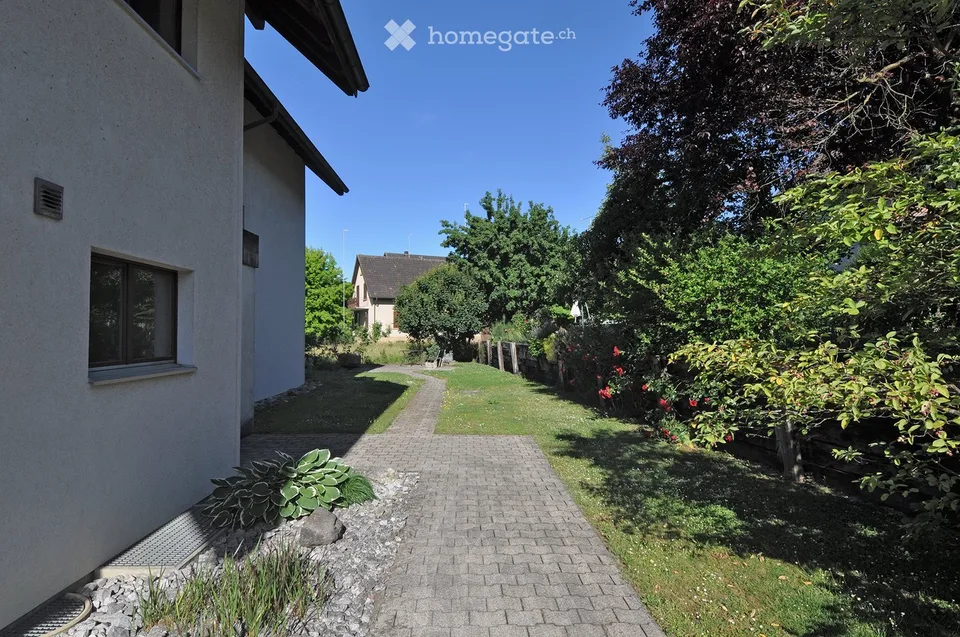 Charmant appartement de 3,5 pièces en mansarde avec balcon et garage avec avant-cour à Küttigen