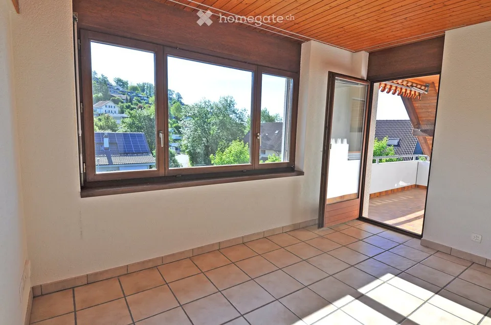 Charmant appartement de 3,5 pièces en mansarde avec balcon et garage avec avant-cour à Küttigen