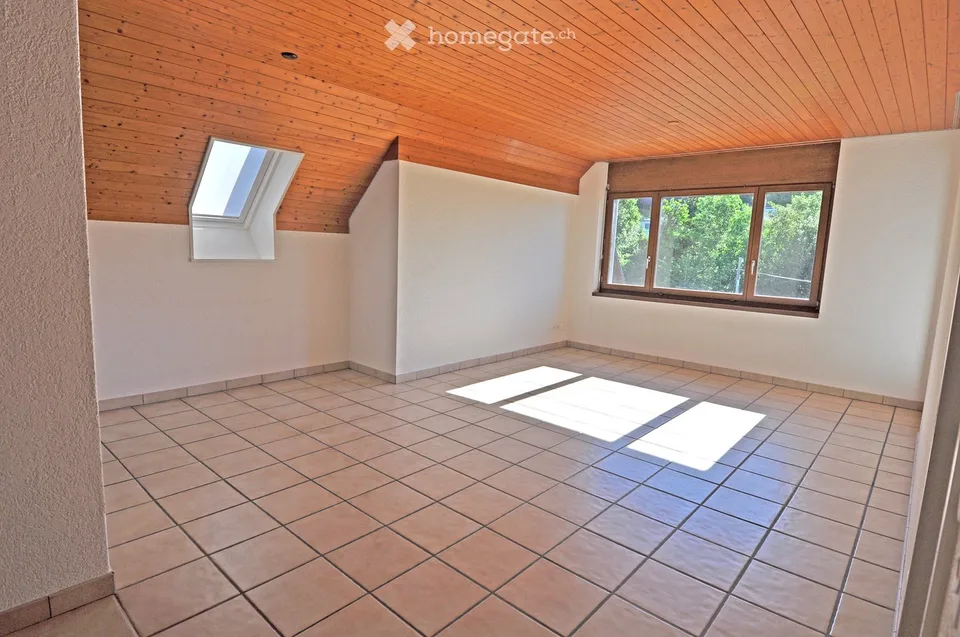Charmant appartement de 3,5 pièces en mansarde avec balcon et garage avec avant-cour à Küttigen