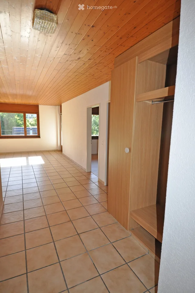 Charmant appartement de 3,5 pièces en mansarde avec balcon et garage avec avant-cour à Küttigen