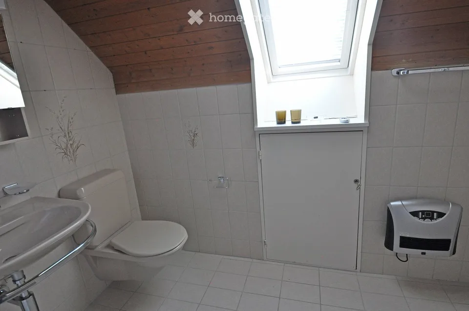 Charmant appartement de 3,5 pièces en mansarde avec balcon et garage avec avant-cour à Küttigen