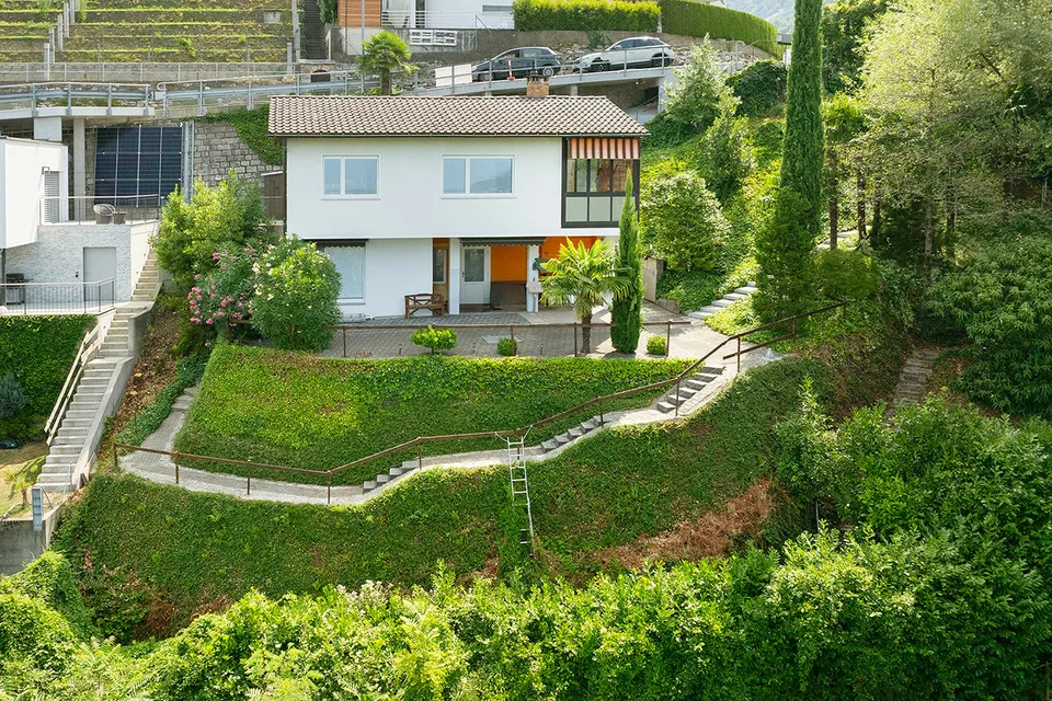 Casa unifamiliare con giardino e splendida vista aperta sul lago Ma...