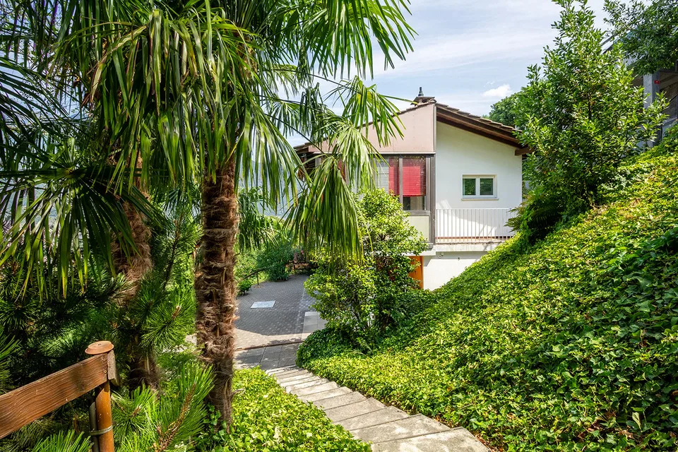 Detached house with garden and stunning open view of Lake Maggiore