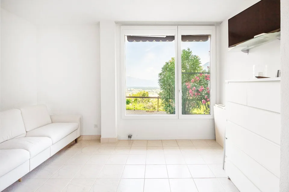 Detached house with garden and stunning open view of Lake Maggiore