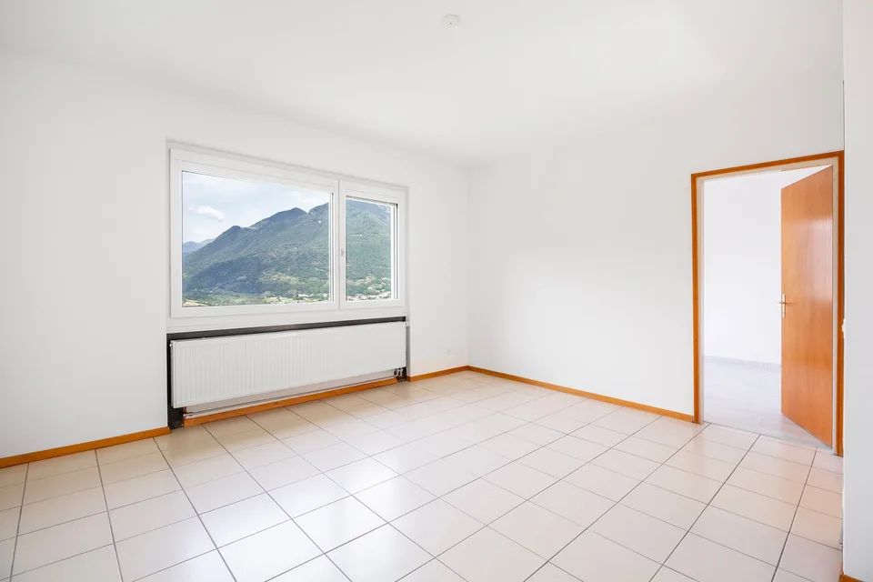 Detached house with garden and stunning open view of Lake Maggiore