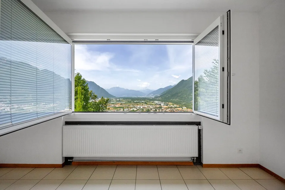 Detached house with garden and stunning open view of Lake Maggiore