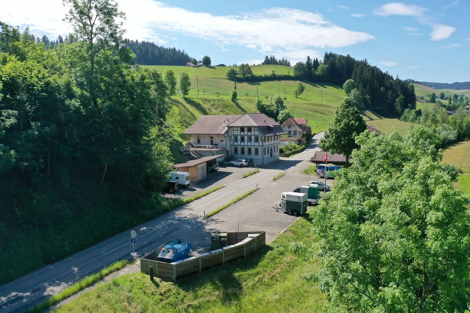 Aussenparkplatz in Schwanden i. E. ...