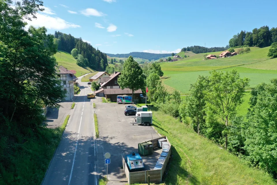 Aussenparkplatz in Schwanden i. E. ...