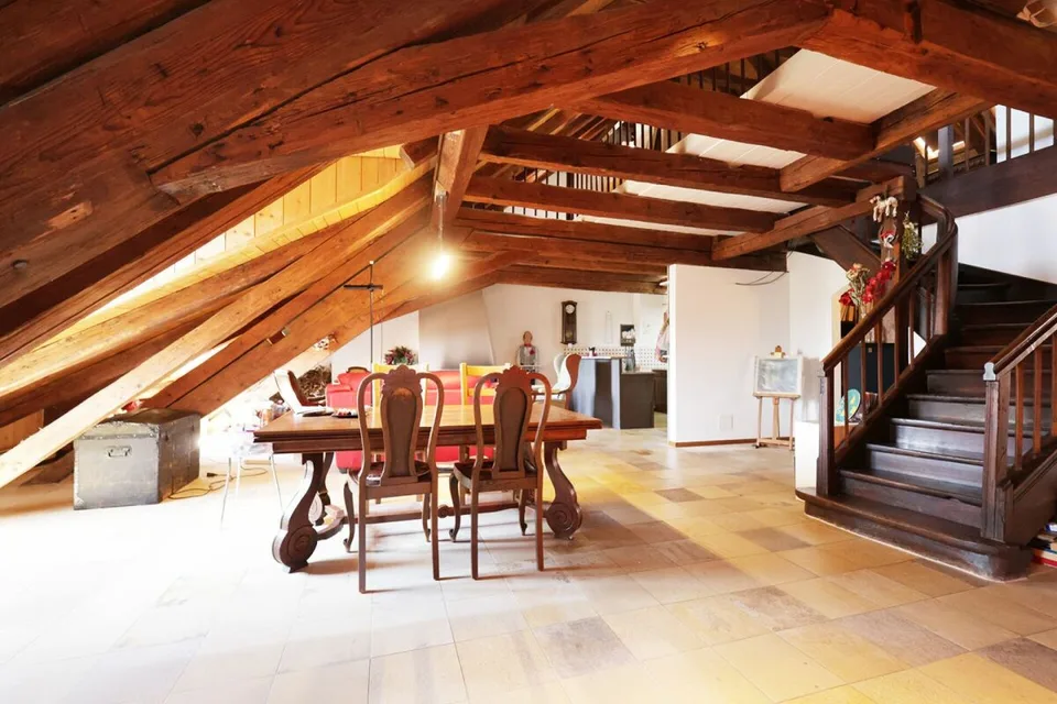 Ampio appartamento di 4 locali all'ultimo piano di un edificio storico