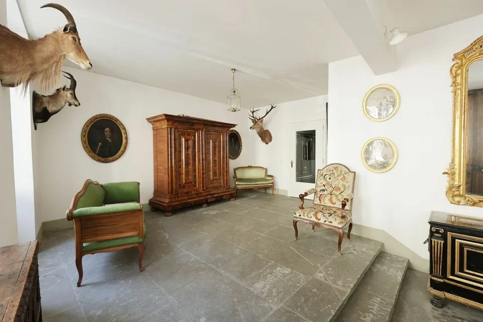 Ampio appartamento di 4 locali all'ultimo piano di un edificio storico
