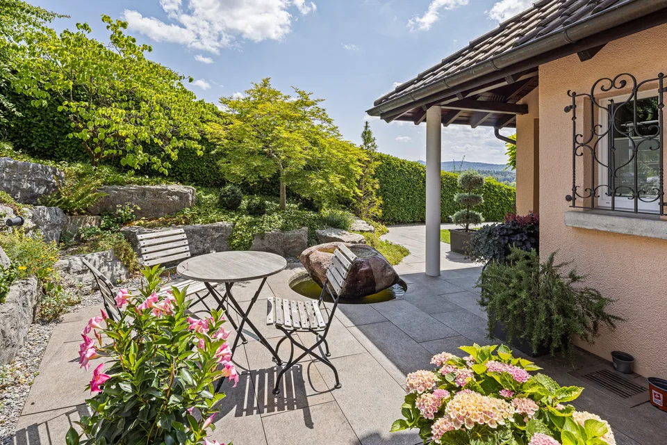 Idyllic top-maintained home in a preferred location with a magnificent view